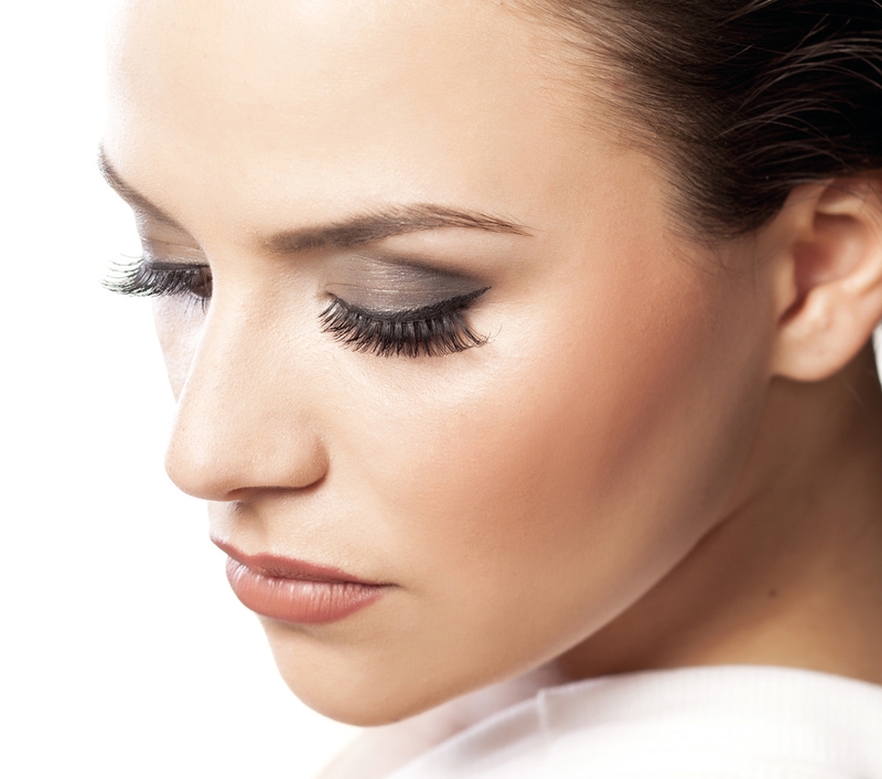 mit Permanent Make-Up dauerhafte Lidstriche, Augenbrauen oder Lippenpigmentierungen
