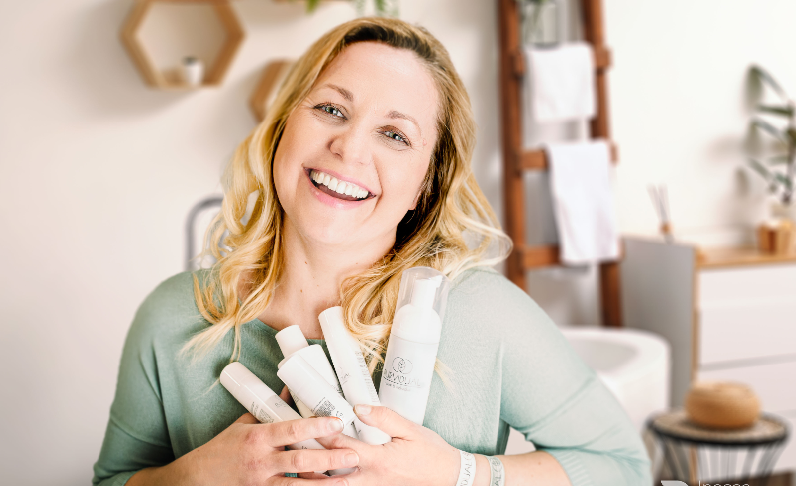 lachende Frau mit passenden Pflegeprodukten für ihre Haut von Purvidual