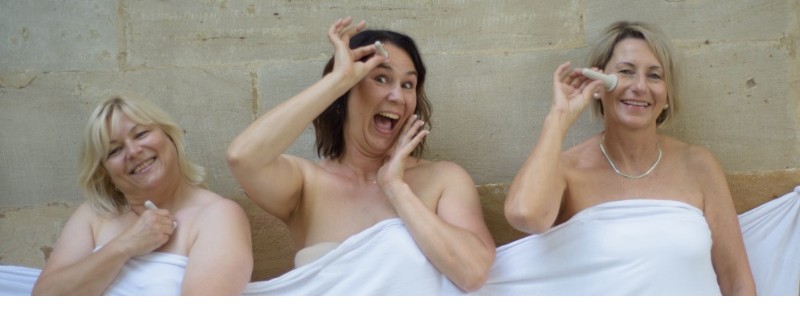 Glückliche Frauen machen Gesichtscupping oder auch Schröpfen genannt