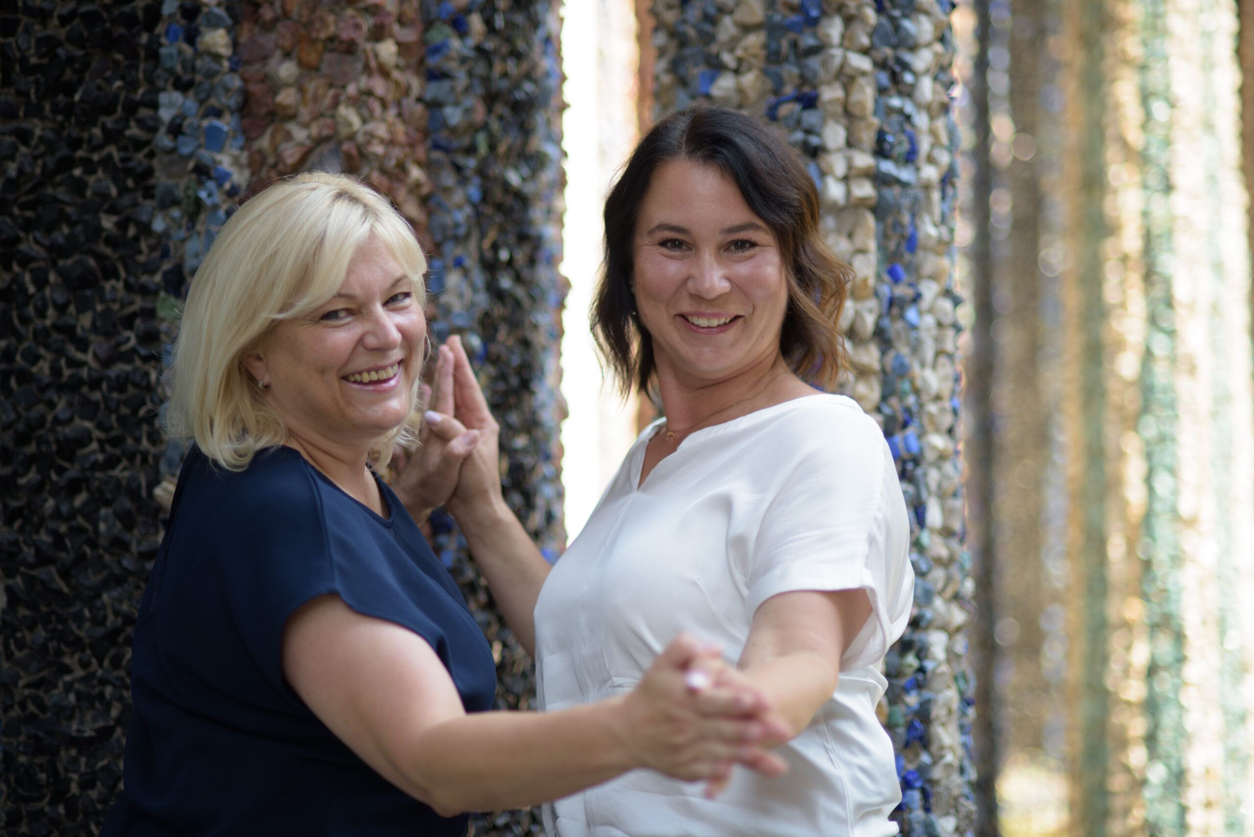 zwei glückliche Frauen, die sich gerne im Spiegel anschauen