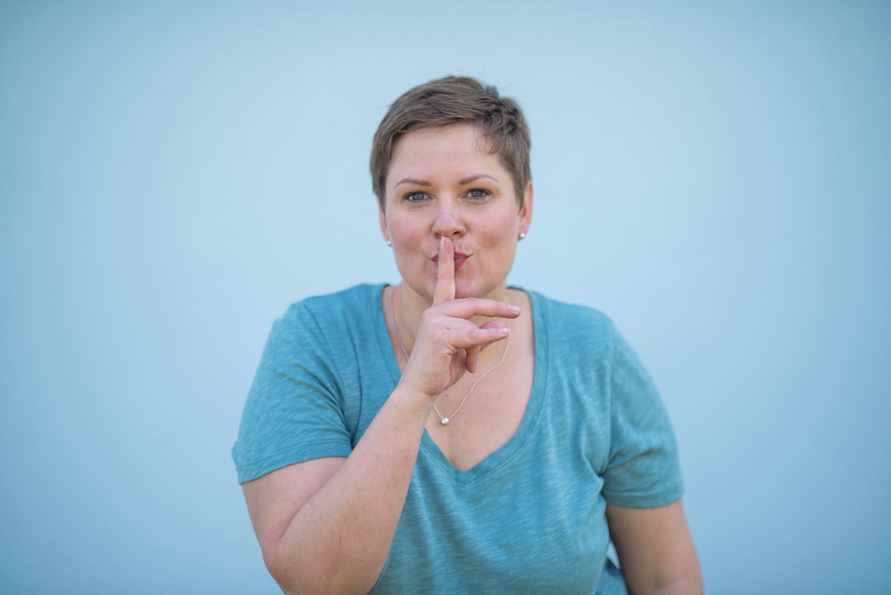 Kristin Schnödt verschließt den Mund, lächelt, dann sie möchte dir ein Geheimnis verraten. Göttinnen-Booster