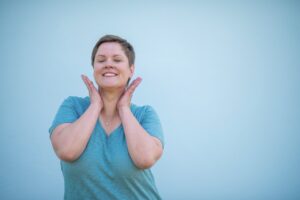 sich selbst im Gesicht berühren