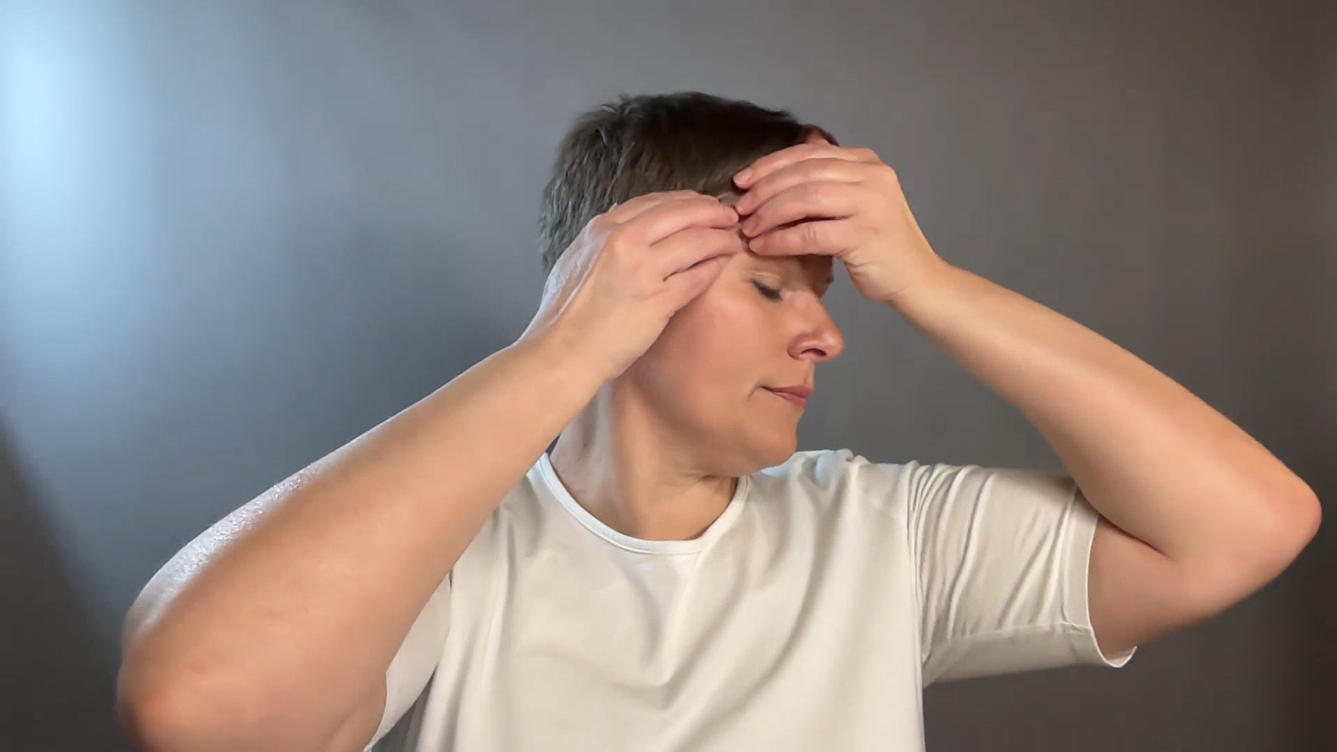 Kristin macht Face Yoga und massiert ihr Gesicht mit den Händen